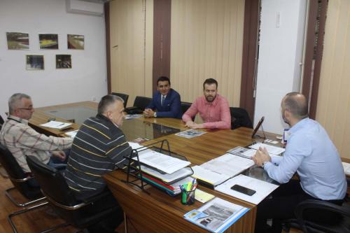 Poštovani,Upoznati smo i planiramo odigravanje vaše utakmice MEVZA lige u nedjelju 1.12.2019. godine sa početkom u 19,00 časova. Takođe, znamo da je planirana postavka terafleks podloge, kao i reklamnih displeja.Kako su termini u našim objektima zauzeti raznim manifestacijama, imamo realan problem sa odigravanjem utakmica drugih klubova. Između ostalog, obratio nam se i Odbojkaški klub Inova za odigravanje utakmice Premijer lige BiH. Budući da je Sportska dvorana "Borik" jedina licencirana dvorana za odigravanje utakmica ovog ranga, a ista je zauzeta dva dana ranije (koncert Parni valjak i karate turnir "Castra Open"), jedina mogućnost im je da svoju utakmicu odigraju u nedjelju 1.12.2019. godine sa početkom u 13,00 časova. Obzirom da se radi o istom sportu, smatramo da je isto uz dobru koordinaciju i organizaciono moguće. Potrebu za odigravanje ove utakmice preporučilo je i Odjeljenje za obrazovanje, zdravstvo, omladinu i sport.U vezi sa gore navedenim, a u cilju promocije i popularizacije odbojkaškog sporta za koji postoji interes grada Banja Luka, potrebno je da obezbjedite nesmetano odigravanje utakmice Premijer lige BiH u terminu od 12,00 do 15,00 časova i da svoje aktivnosti prilagodite tome.Srdačan pozdrav,